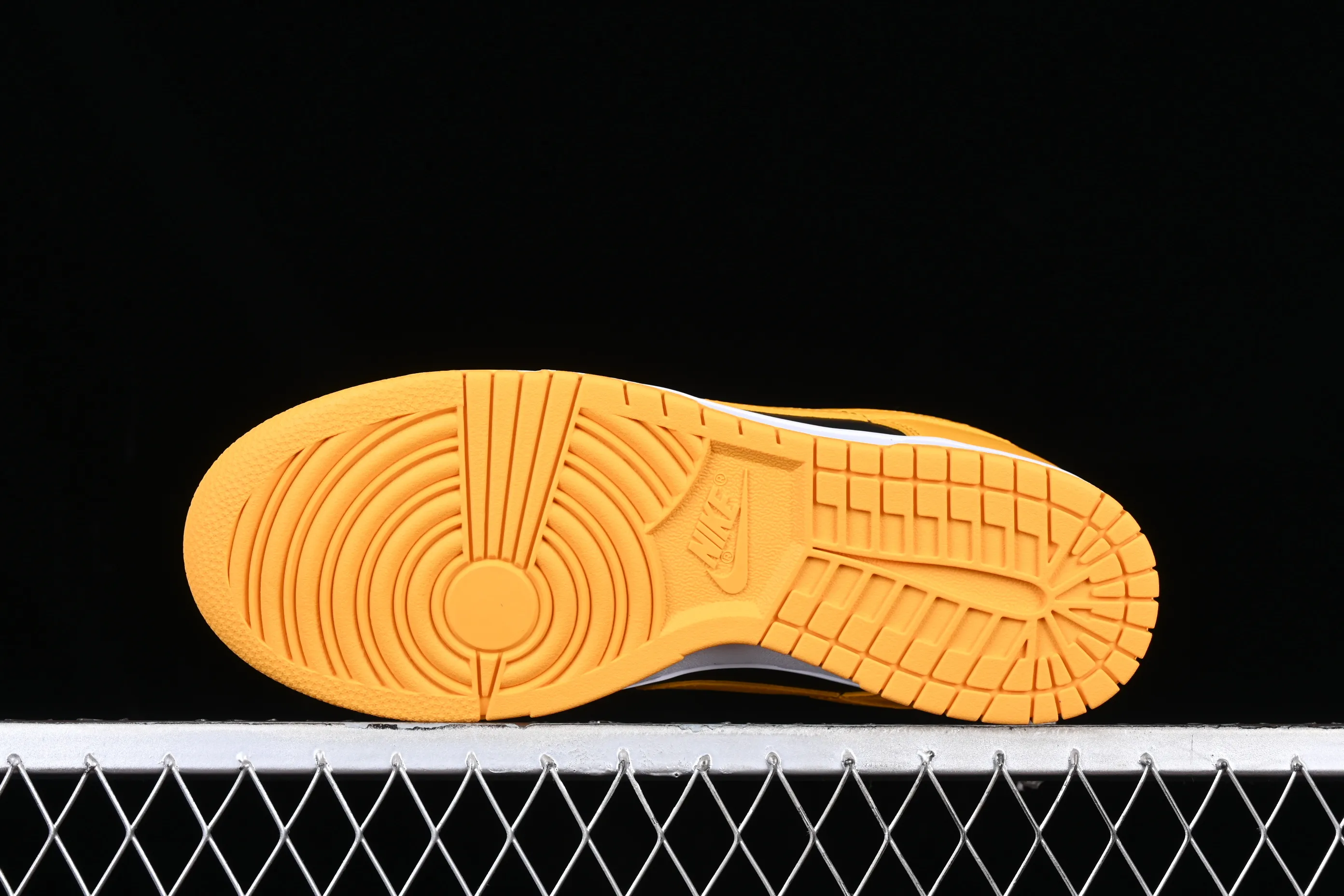 All Categories Nk SB Dunk Series Nk SB Dunk Low Low-top Sneakers Nk Dunk Low "Goldenrod" Black and Yellow University of Iowa SB Smashing Backboard Fashion Casual Sneakers DD1391-004